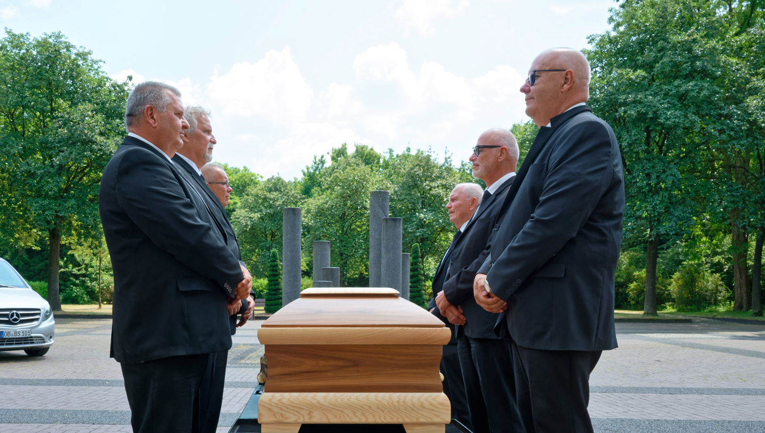 Erdbestattung , Träger vor dem Sarg